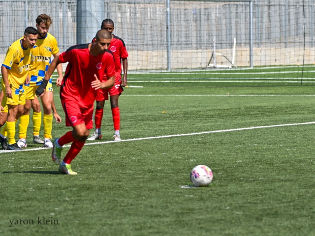 נתן שקט בהגנת האדומים. אדרי (ירון קליין)